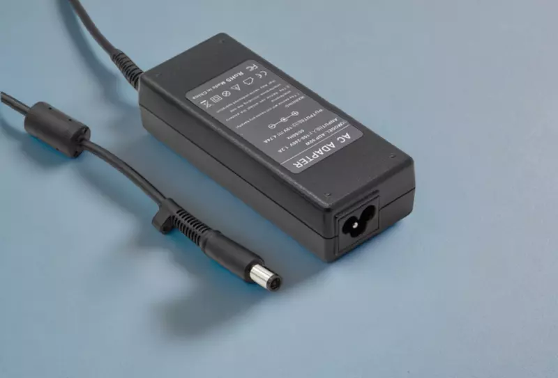 HP PPP012L-S 19V 4.74A 90W (center pin) helyettesítő új töltő (ED495AA, 384020-001)