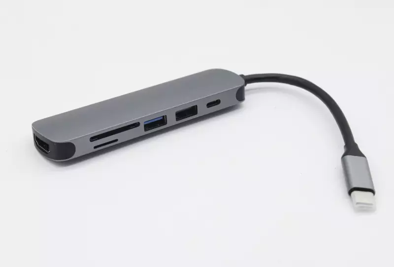 USB-C HUB 6 portos átalakító a következőkre: HDMI, USB-C, SD/microSD kártya olvasó, 1db USB 3.0, 1db USB 2.0