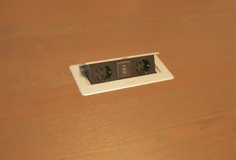 Asztallapba, bútorlapba süllyeszthető dupla rejtett konnektor és dupla USB töltő, 1,8m kábellel
