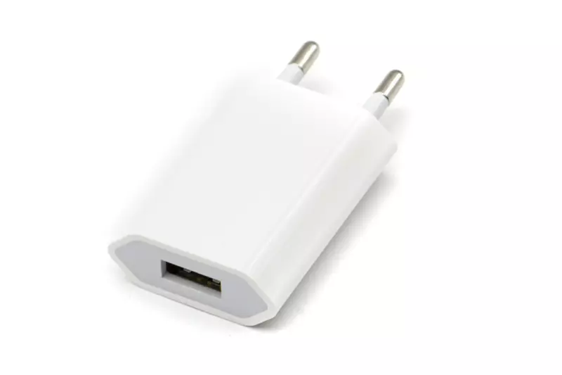 Általános USB (anya) 5V 1A tablet, telefon töltő, fehér (kábel nélkül!)