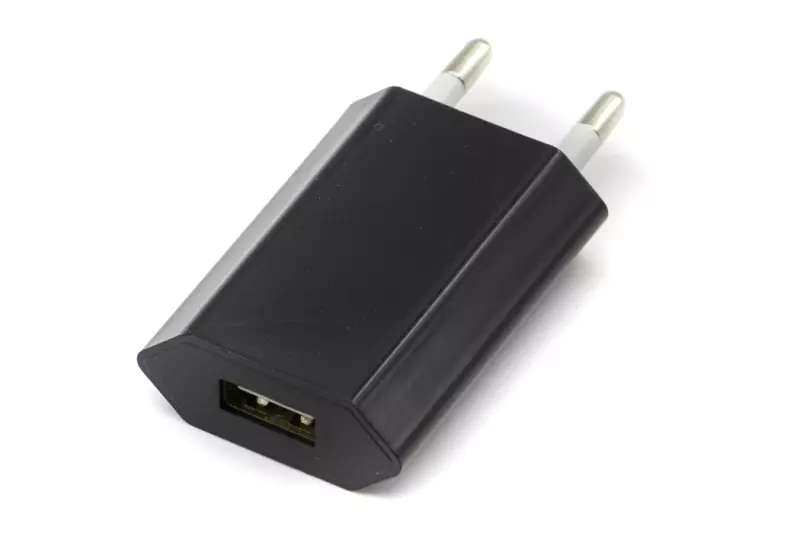 Általános USB (anya) 5V 1A tablet, telefon töltő, fekete (kábel nélkül!)