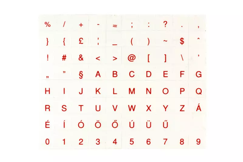 Átlátszó alapon piros magyar betűkkel, billentyűzet matrica