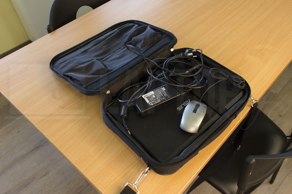 Ha rápakolunk a laptopra a kijelző felőli oldalon, könnyen megrepedhet a képernyő.