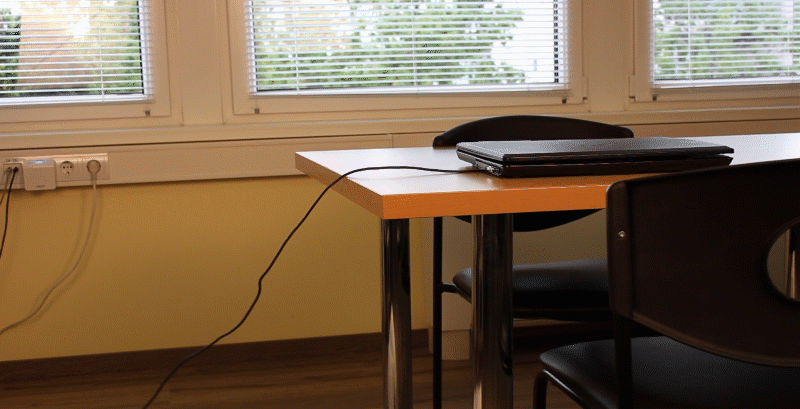 Ha valaki belekaad a kábelbe... laptop kijelző sérülés