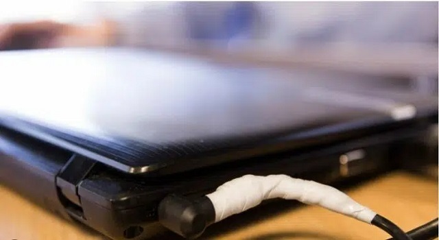 A laptop töltő nem tölt, nem világít