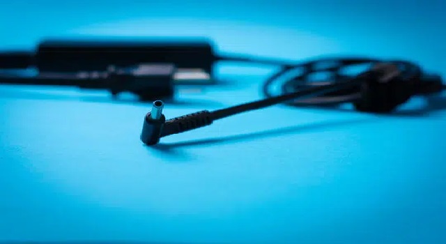 Mit találunk a laptop töltő belsejében?